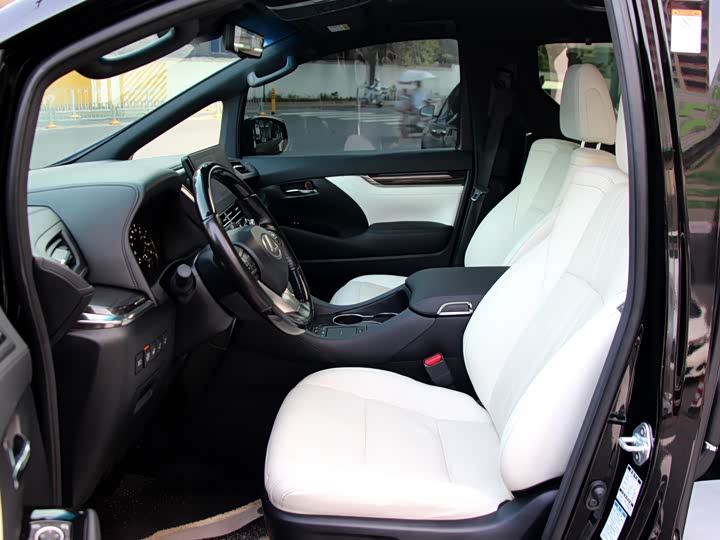 Фото 3 - Lexus LM