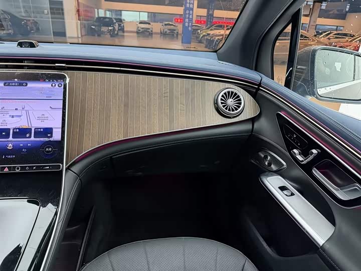 Фото 9 - Mercedes-Benz EQE SUV