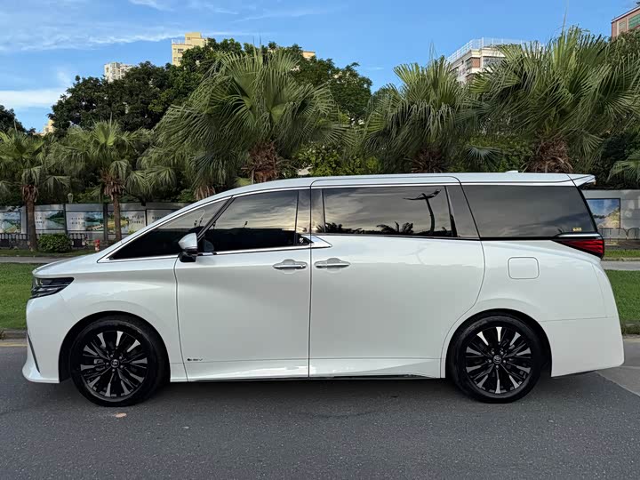 Фото 2 - Toyota Alphard