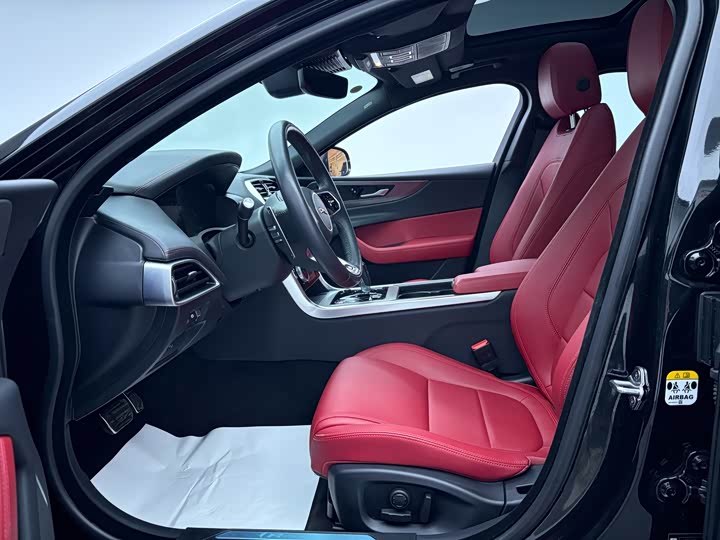 Фото 8 - Jaguar XE L