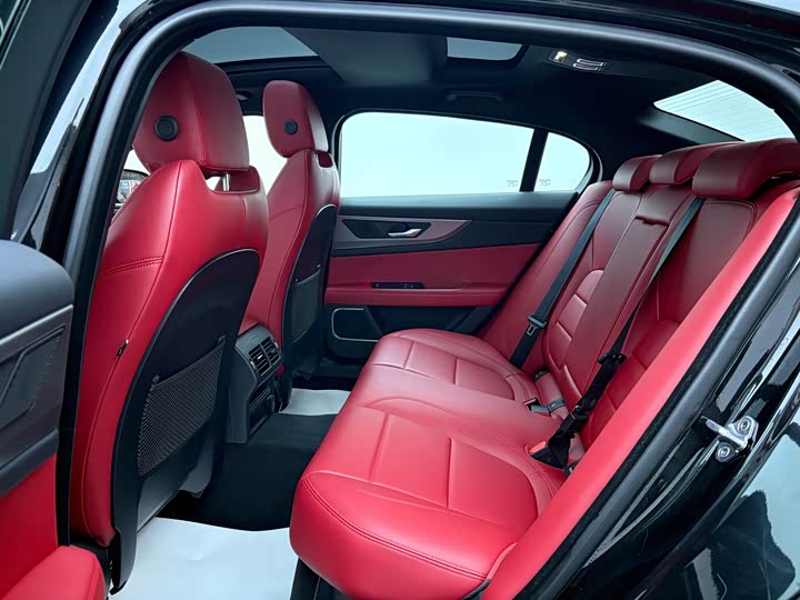 Фото 9 - Jaguar XE L