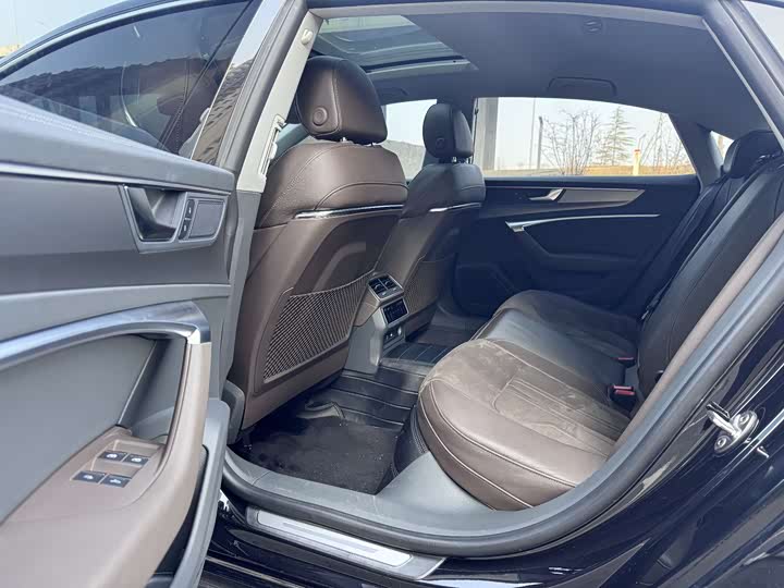 Фото 6 - Audi A7L