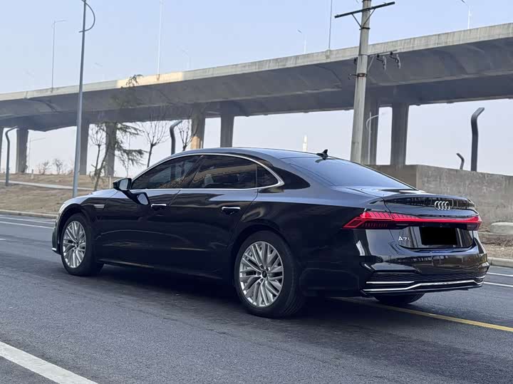 Фото 7 - Audi A7L