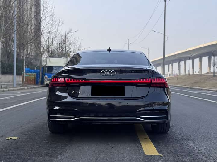 Фото 9 - Audi A7L