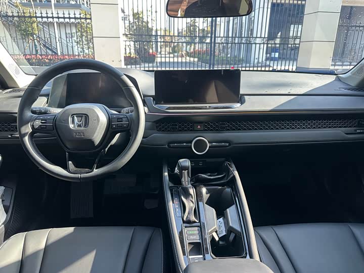 Фото 8 - Honda Accord