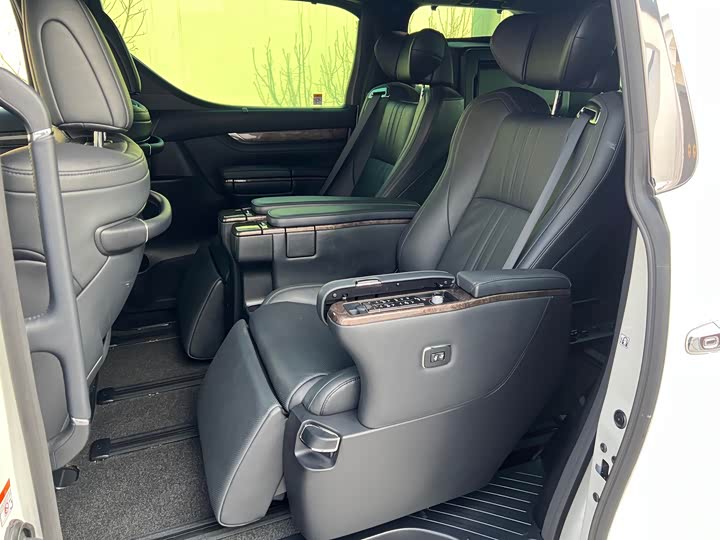 Фото 8 - Toyota Alphard