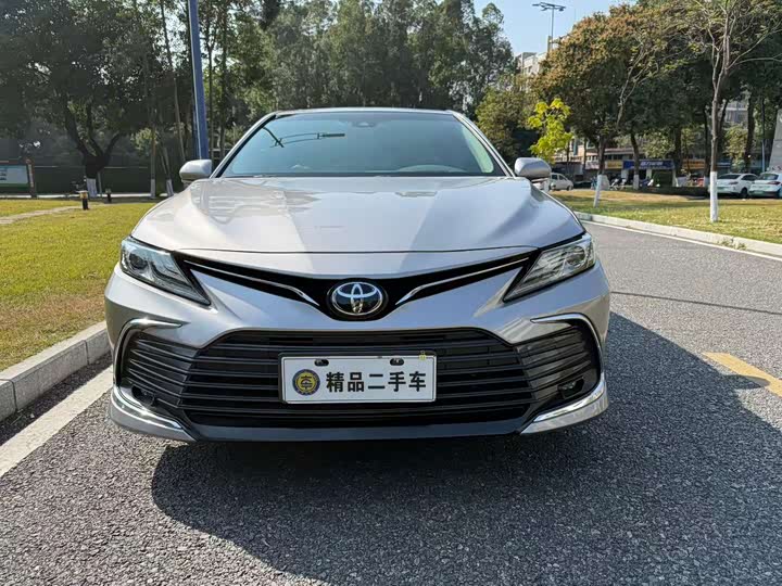 Фото 2 - Toyota Camry