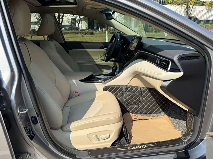 Фото 4 - Toyota Camry