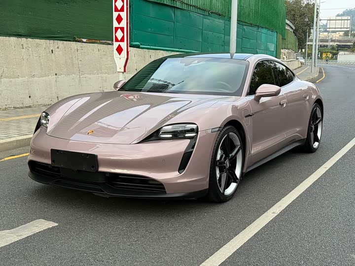 Фото 1 - Porsche Taycan
