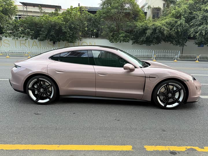 Фото 4 - Porsche Taycan