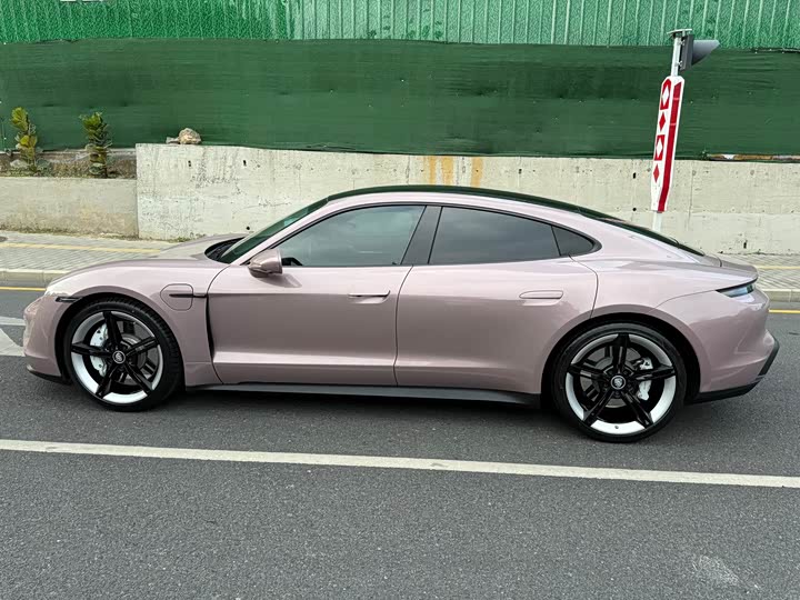 Фото 8 - Porsche Taycan