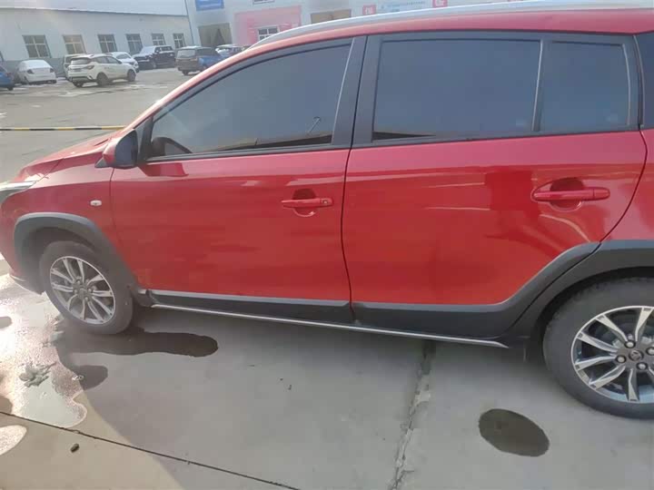 Фото 5 - Toyota Yaris L Hatchback