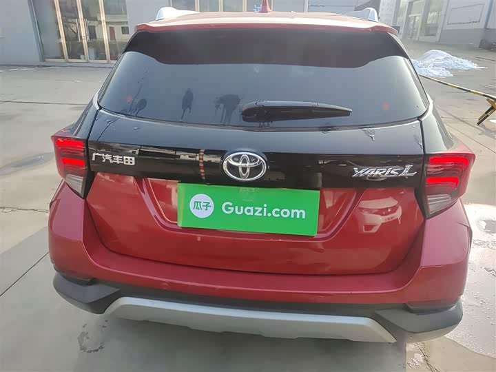 Фото 6 - Toyota Yaris L Hatchback