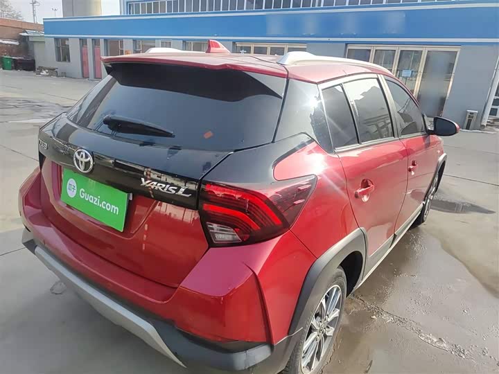 Фото 7 - Toyota Yaris L Hatchback