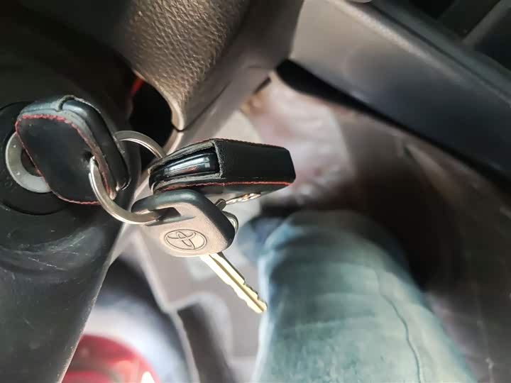 Фото 9 - Toyota Yaris L Hatchback