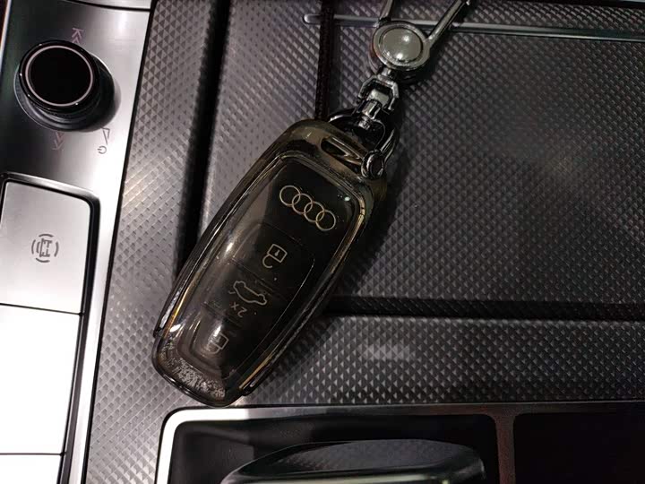 Фото 9 - Audi A6L