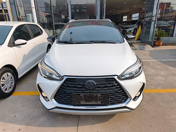 Фото 3 - Toyota Yaris L Hatchback