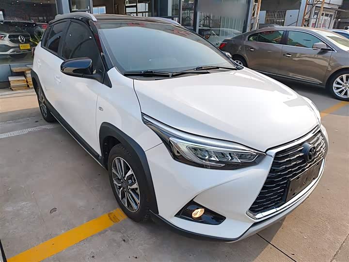 Фото 4 - Toyota Yaris L Hatchback