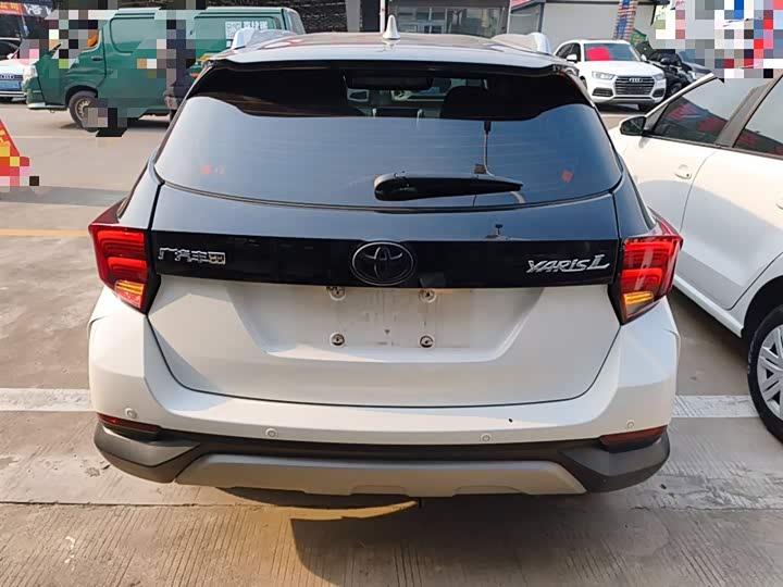 Фото 6 - Toyota Yaris L Hatchback