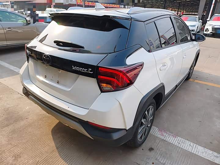 Фото 7 - Toyota Yaris L Hatchback