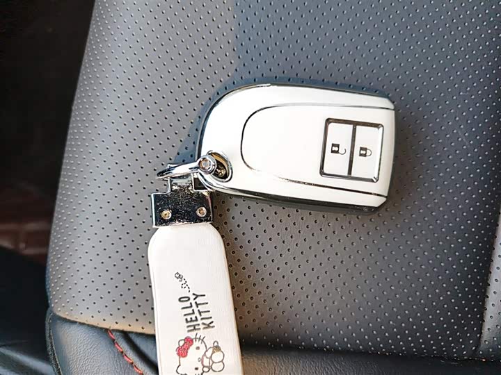 Фото 9 - Toyota Yaris L Hatchback