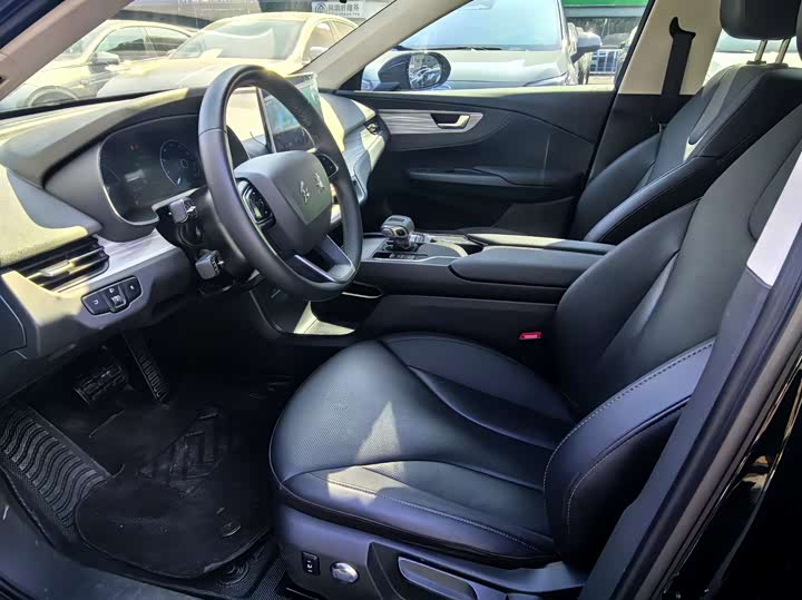 Фото 4 - Hongqi E-QM5