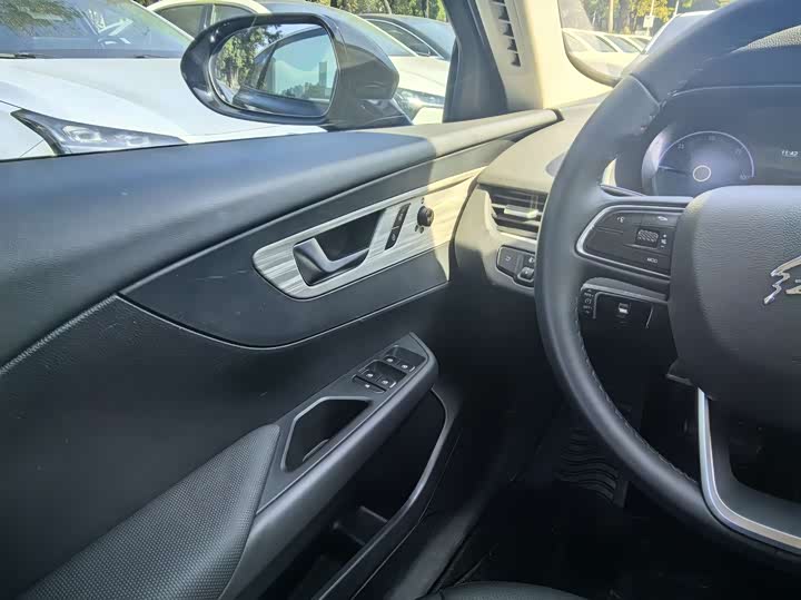 Фото 7 - Hongqi E-QM5