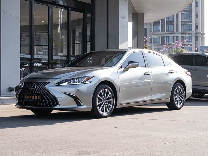 Фото 1 - Lexus ES