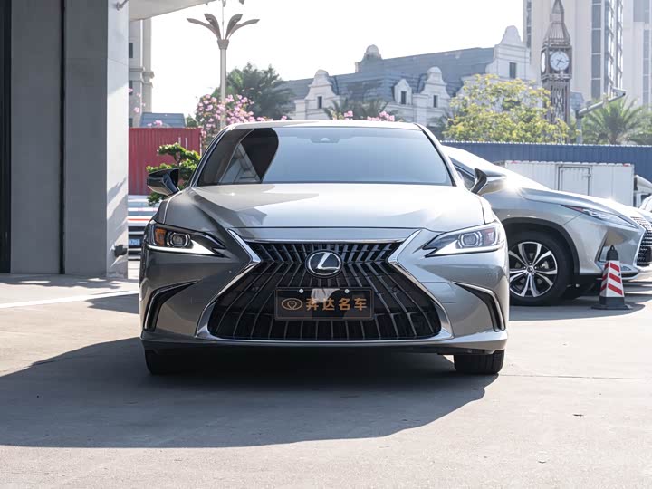 Фото 2 - Lexus ES