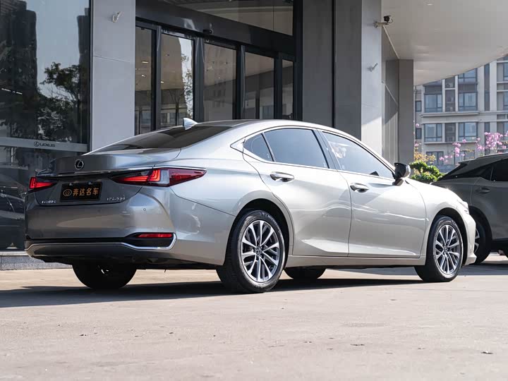 Фото 3 - Lexus ES