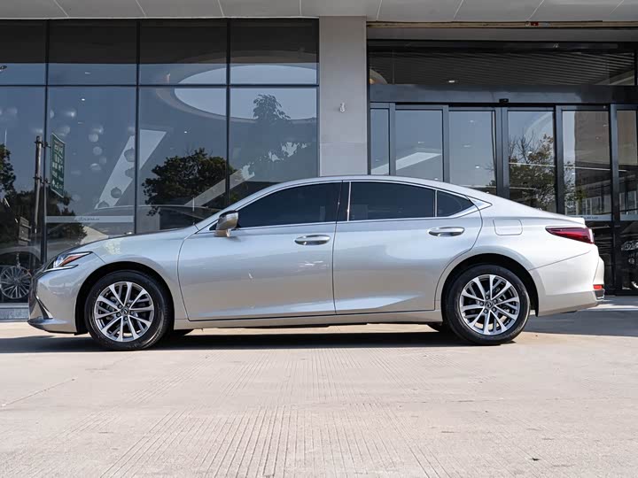 Фото 4 - Lexus ES