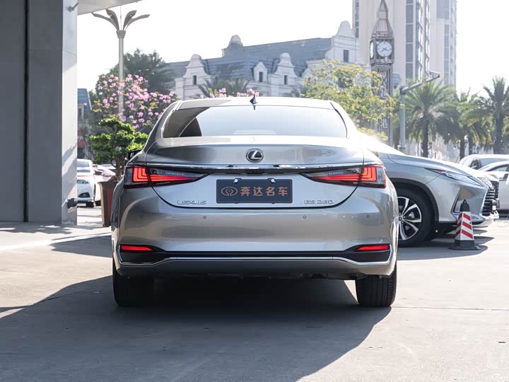 Фото 5 - Lexus ES