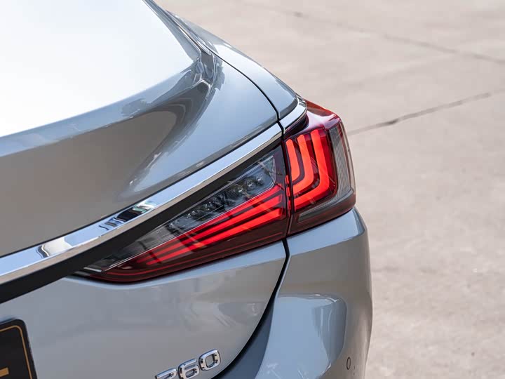 Фото 7 - Lexus ES