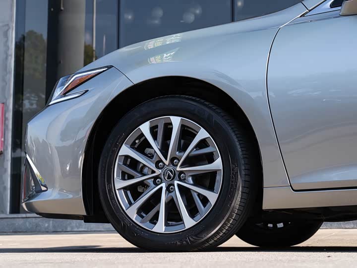 Фото 8 - Lexus ES