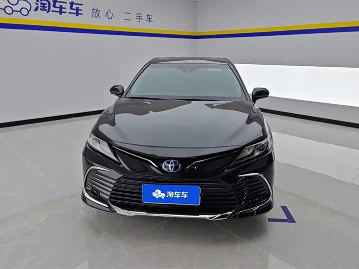 Фото 2 - Toyota Camry