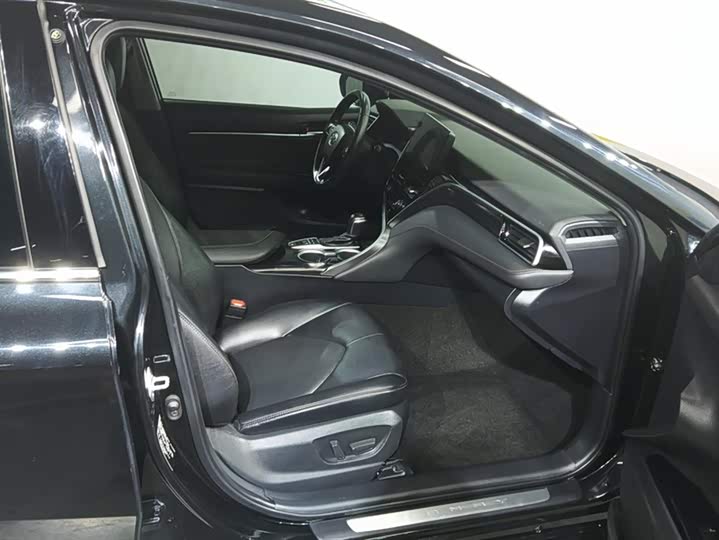 Фото 8 - Toyota Camry