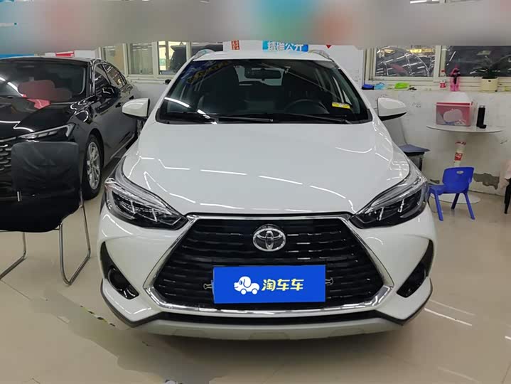 Фото 2 - Toyota Yaris L Hatchback