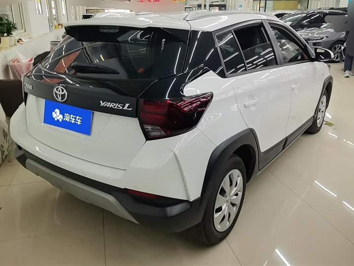 Фото 3 - Toyota Yaris L Hatchback