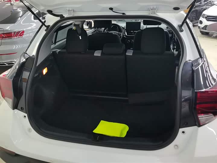 Фото 4 - Toyota Yaris L Hatchback