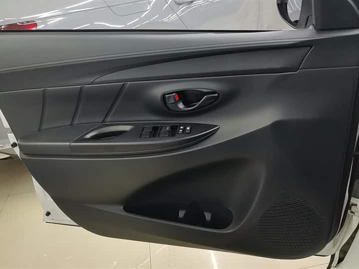 Фото 7 - Toyota Yaris L Hatchback