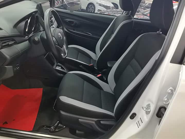 Фото 9 - Toyota Yaris L Hatchback