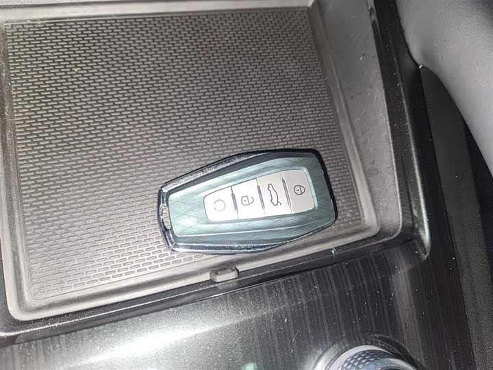 Фото 9 - Geely Monjaro