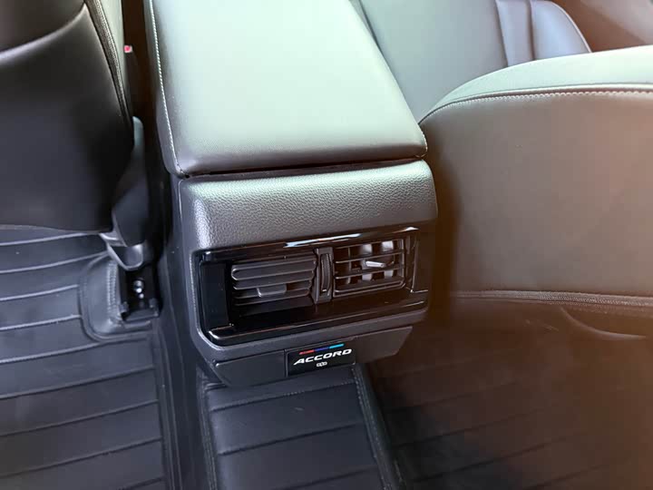 Фото 9 - Honda Accord