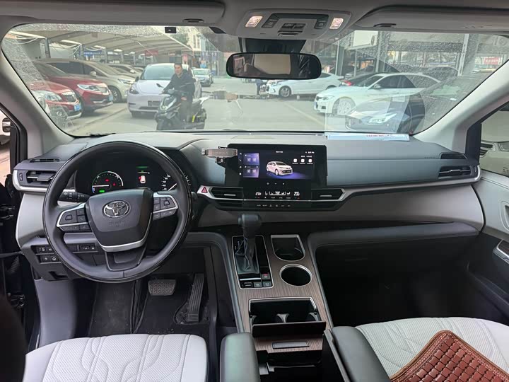 Фото 2 - Toyota Sienna