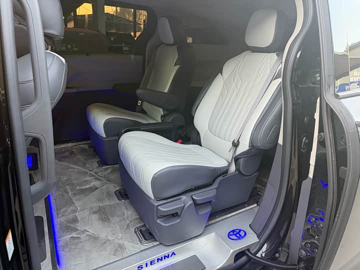 Фото 3 - Toyota Sienna