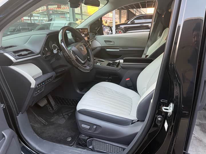 Фото 4 - Toyota Sienna