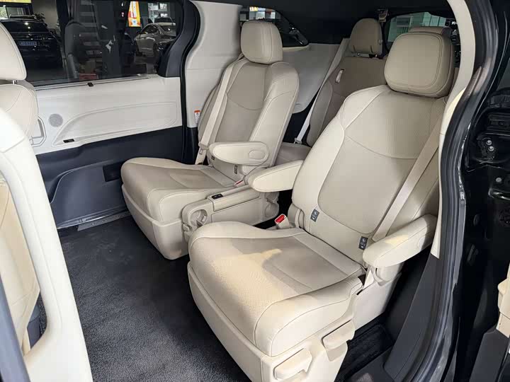 Фото 8 - Toyota Granvia