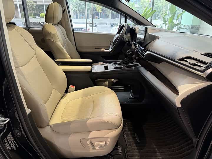 Фото 9 - Toyota Granvia