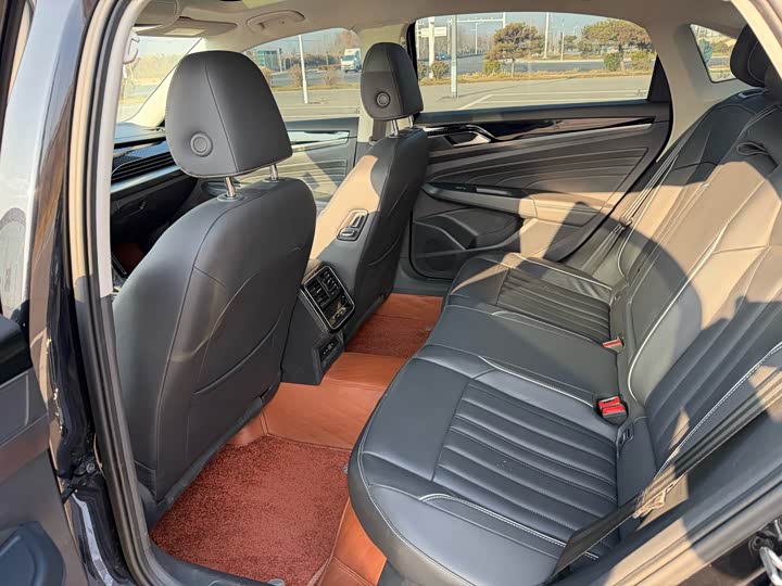 Фото 8 - Volkswagen Passat