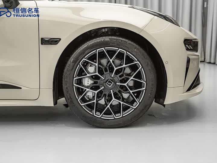 Фото 6 - Zeekr 001